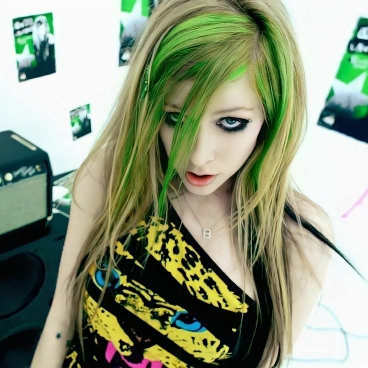 avril things tweet media