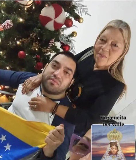 melania0880's tweet image. La mamá de Ramón Centeno murió hoy.

Ayer estuvo con él en una audiencia que nunca debió existir.
Angustiada, asustada, como solo se asusta una madre cuando ve a su hijo perseguido.
Sufrió un ACV. Hoy falleció.

Que nadie diga que esto es “normal”.
La persecución también mata por…