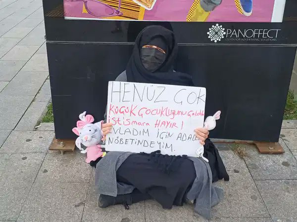 Kuran’a Hizmet Vakfı yöneticisinin, kızına cinsel istismarda bulunduğu iddiasıyla yargılandığı dava sürerken anne, İstanbul Anadolu Adliyesi önünde adalet nöbetine başladı.

(Cumhuriyet)