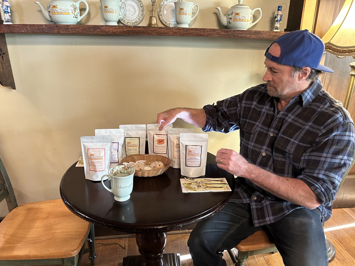 ScottyPsBigMug's tweet photo. Luke's Diner and Dragonfly Inn Teas Are Now Available! Plus Luke's Diner Biscuit Mix! Check it out! - https://t.co/h6uDuWd6Sy
Courtesy of @ScottGPatterson @ScottyPsBigMug & @WBTourHollywood
#GilmoreGirls #LukesDiner #DragonflyInn https://t.co/DjaDhS52Hq