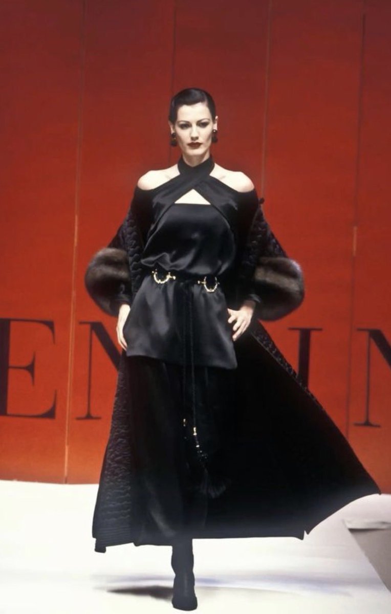 Revisiting Valentino’s natural fur archive from the 1990s and early 2000s. With the recent passing of Valentino Garavani, these pieces feel even more resonant, capturing a fashion language rooted in craft and permanence.

#valentino #fashionnews #NaturalFur #Furmark