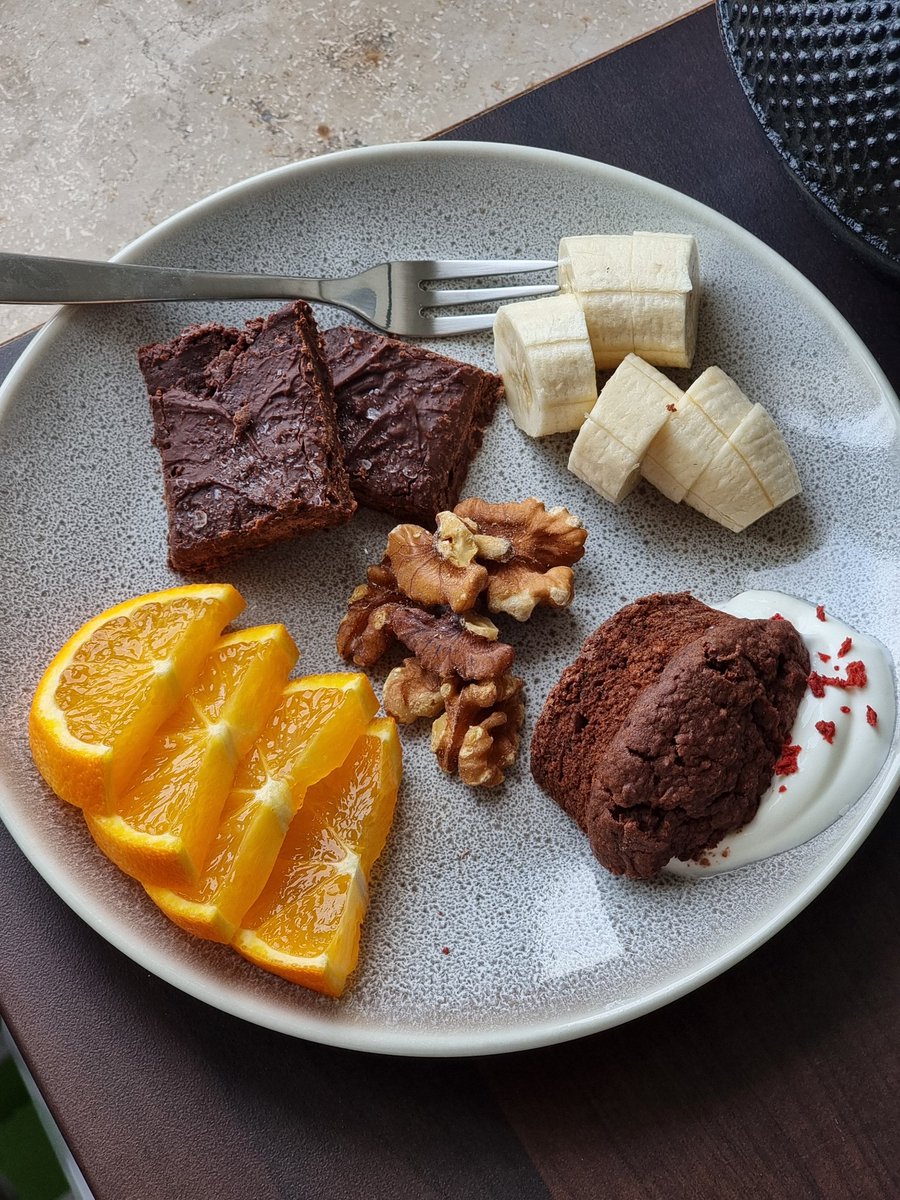tiiyamisu's tweet photo. study snacks: no bake date brownies, fruit, walnuts, sugar-free zucchini chocolate muffins &amp; homegrown peppermint tea https://t.co/I25sVtNj9w