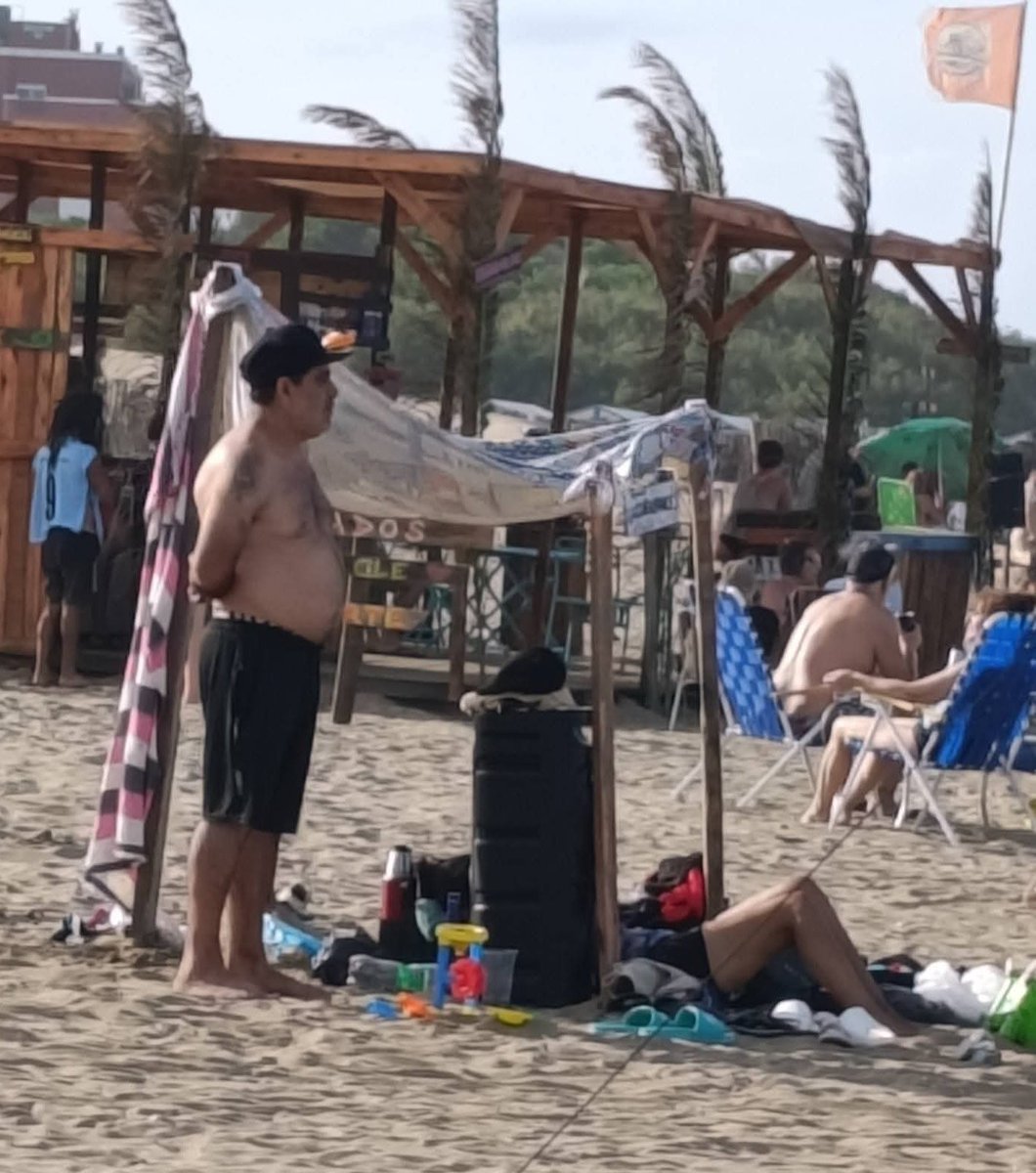 Imaginate ir de vacaciones a la costa para buscar tranquilidad y que en la playa te claven un parlante con cumbia a todo volumen.

Los villeros arruinan todo.