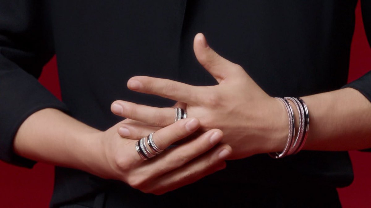 Ads Boucheron นี้พี่จ้านนอกจากจะเล่นกะแหวนกำไลแล้ว พี่ยังเล่นกะใจนุด้วยค่ะ 😘🫰🏻 แค่มือยังมีเสน่ห์ขนาดนี้