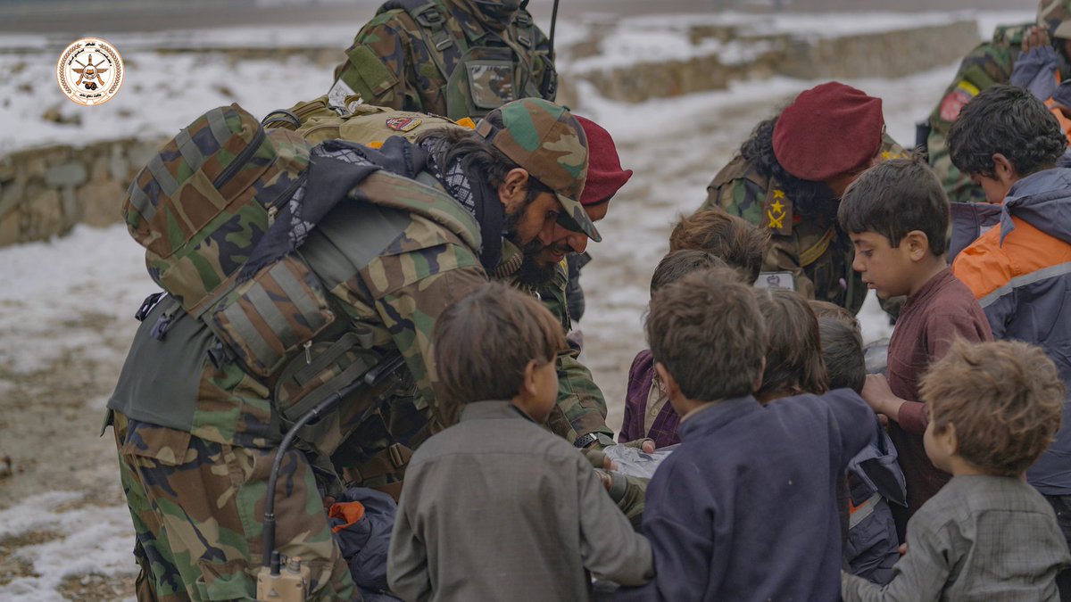 ما با کودکان مهربانیم، به وطن خدمت می‌کنیم و هر روز برای امنیت، آرامش و سربلندی مردم تلاش می‌کنیم.
«حفیظ الله راسخ»