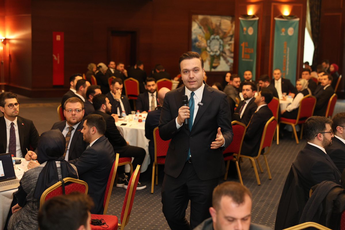 avyusufibis's tweet photo. 📍AK Parti Genel Merkezi🙋🏻‍♂️

Kongremizin birinci yılında, Gençlik Kolları MKYK Üyelerimiz ve İl Gençlik Kolları Başkanlarımız ile geçen sürecin değerlendirmesini yaparak çalıştayımızı gerçekleştirdik.

AK Gençlik olarak, her kararımızın arkasında ortak akıl, her adımımızın temelinde güçlü bir istişare var ve bu böyle olmaya da devam edecek. 😎