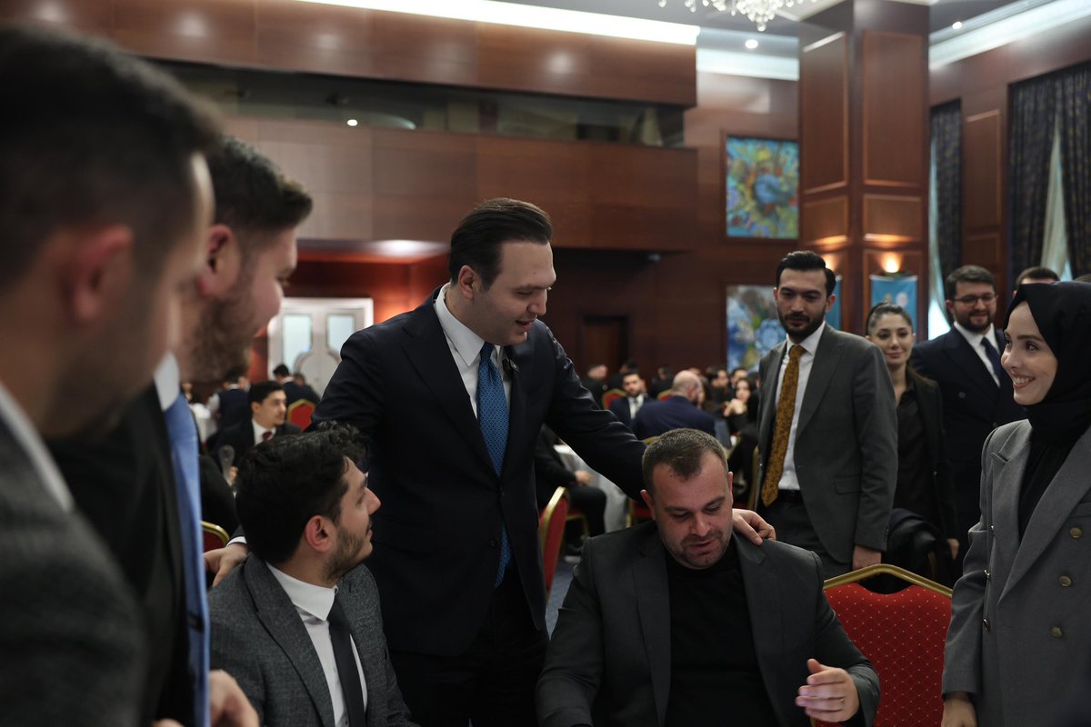 📍AK Parti Genel Merkezi🙋🏻‍♂️

Kongremizin birinci yılında, Gençlik Kolları MKYK Üyelerimiz ve İl Gençlik Kolları Başkanlarımız ile geçen sürecin değerlendirmesini yaparak çalıştayımızı gerçekleştirdik.

AK Gençlik olarak, her kararımızın arkasında ortak akıl, her adımımızın