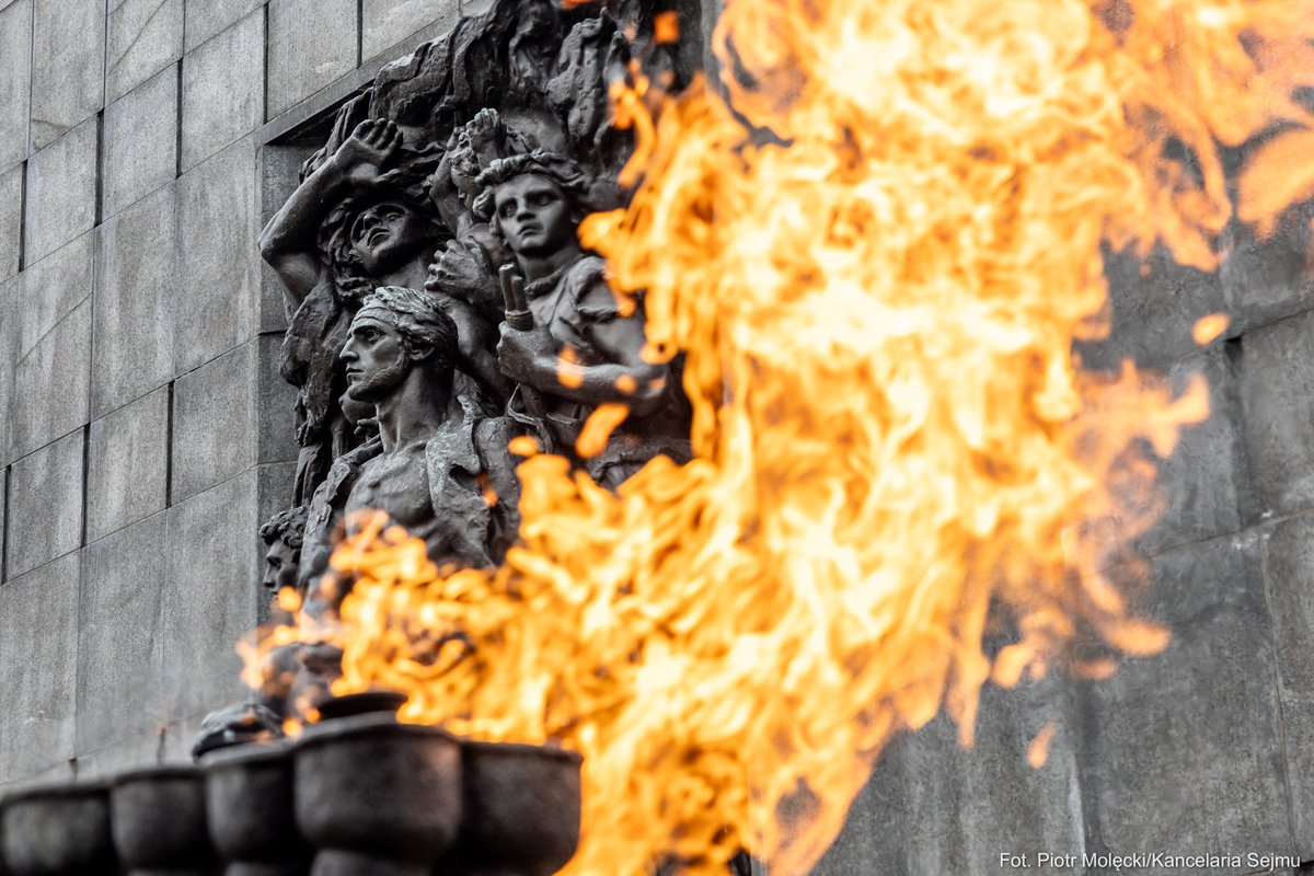 KancelariaSejmu's tweet photo. 🕯️Dziś obchodzimy Międzynarodowy Dzień Pamięci o Ofiarach Holokaustu. W stołecznych uroczystościach pod Pomnikiem Bohaterów Getta marszałka Sejmu @wlodekczarzasty reprezentował szef Kancelarii Sejmu @mareksiwiec. Hołd pomordowanym oddali także parlamentarzystki i parlamentarzyści. Posłanki @DorotaLoboda i @MariaKatarzyna wraz z Szefem Kancelarii Sejmu złożyli, w imieniu Marszałka Sejmu, okolicznościowy wieniec.

Międzynarodowy Dzień Pamięci o Ofiarach Holokaustu to święto obchodzone w rocznicę wyzwolenia byłego niemieckiego nazistowskiego obozu koncentracyjnego i zagłady Auschwitz-Birkenau. Zostało uchwalone przez Zgromadzenie Ogólne ONZ w 2005 r.