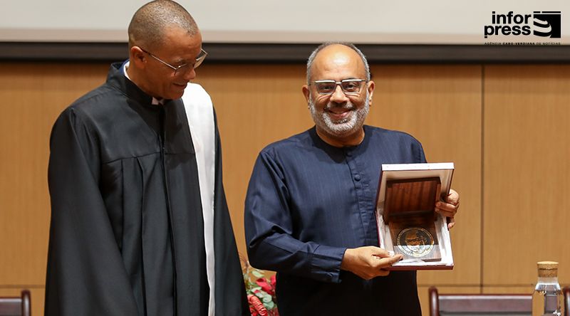 "Guinean economist Carlos Lopes received the first edition of the Amílcar Cabral Award, established by the University of Cabo Verde (Uni-CV) to recognise intellectual contributions to the thinking of the independence leader."
inforpress.cv/en/article-7280
