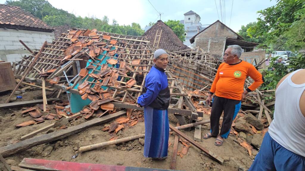 Tragedi Rumah Roboh di Bonagung Tanon Sragen 2 Orang Pekerja Tertimpa Bangunan Rumah, 1 Orang Kondisinya Menghawatirkan -  joglosemarnews.com/2026/01/traged…