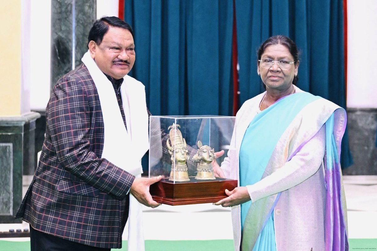 jualoram's tweet photo. Glad to join the Hon’ble President of India, Smt. Droupadi Murmu Ji, at Rashtrapati Bhavan during her interaction with distinguished participants of the Republic Day Parade 2026.

@rashtrapatibhvn 
@DdUikey 
@mansukhmandviya https://t.co/yAn1foqUg5