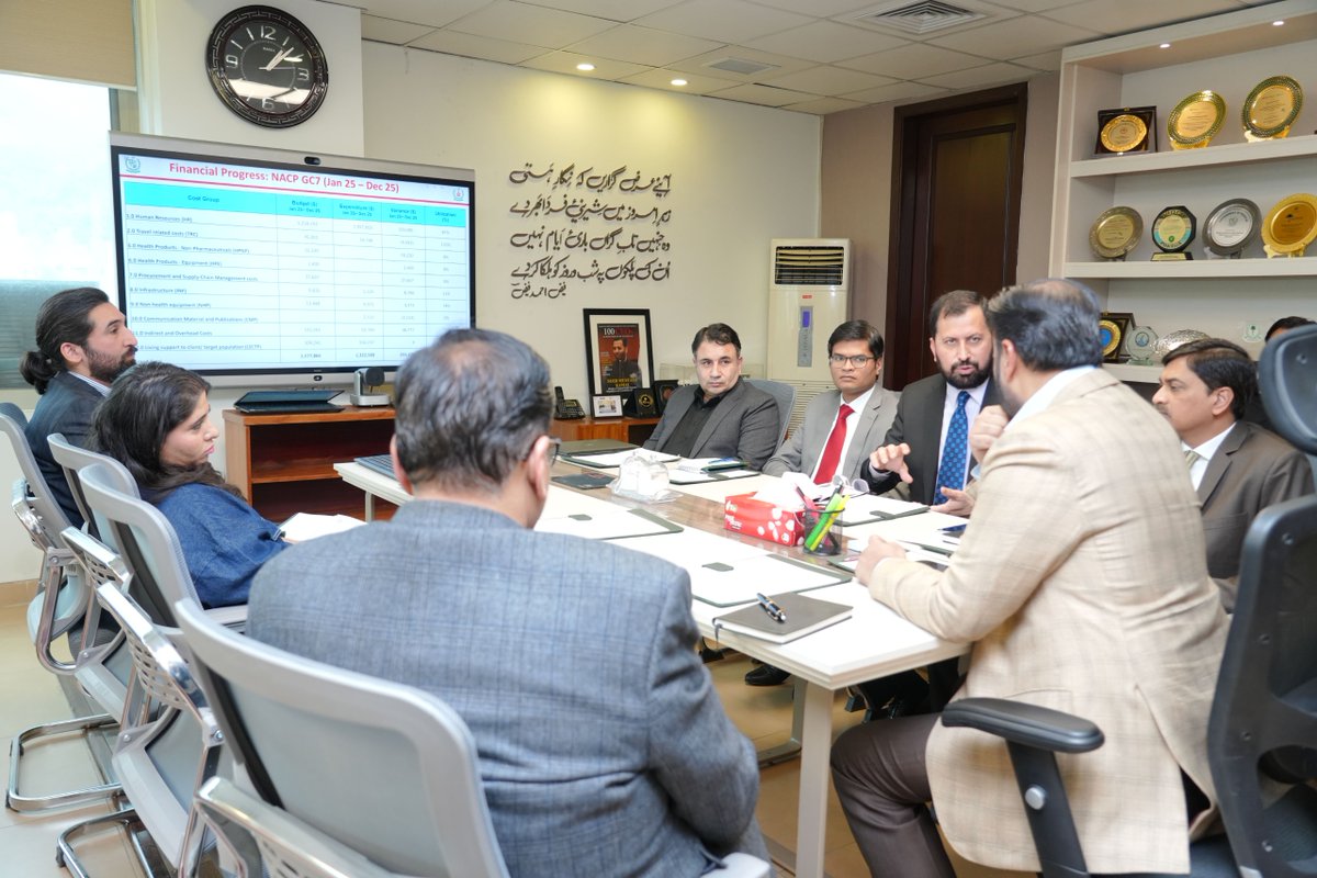 وفاقی وزیر صحت جناب سید مصطفیٰ کمال کو CMU (ایڈز، ٹی بی و ملیریا) کی جانب سے ایچ آئی وی / ایڈز کی موجودہ صورتحال، حکومتی اقدامات اور مستقبل کی حکمتِ عملی پر جامع بریفنگ دی گئی۔ اس موقع پر سیکرٹری صحت، ایڈیشنل سیکرٹری اور ڈائریکٹر جنرل ہیلتھ بھی موجود تھے۔ وزیر صحت نے قومی سطح پر