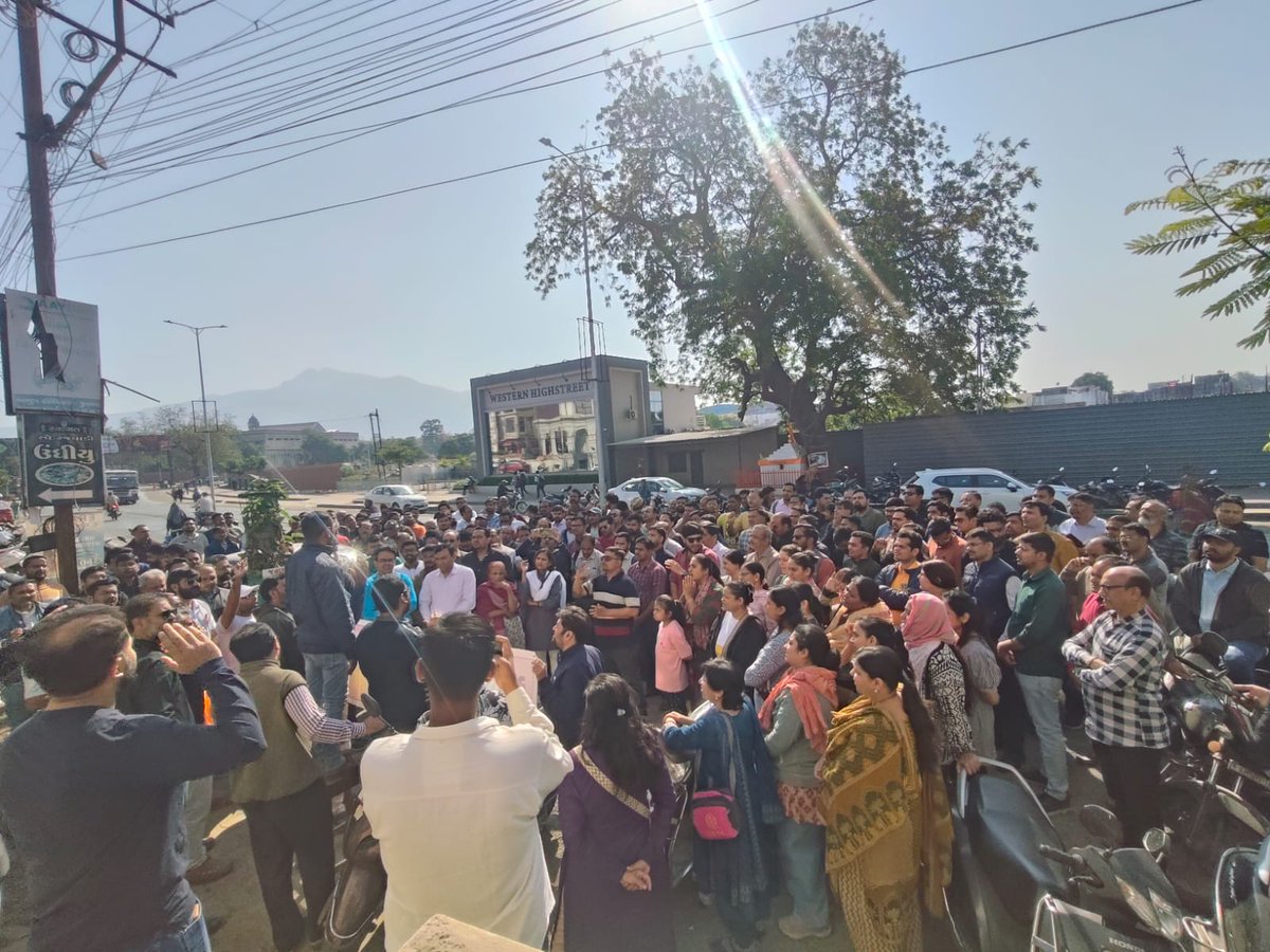 Hellobanker_in's tweet photo. Bank Strike at Junagadh Gujarat on 27 January 2026. https://t.co/HgdlPw1YIj