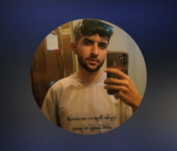 حسام علمی، متولد ۸۴؛
کشته شده با گلوله‌ی جنگی در مهرشهر کرج؛
از بچگی مادرشو از دست داده و پدرش هم رهاش کرده بوده؛
حسام هیچکس رو نداره که رسانه‌ایش کنه💔