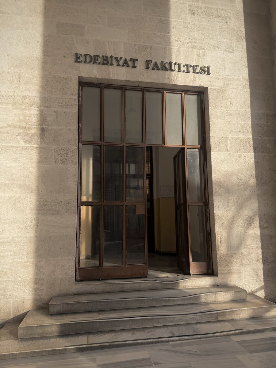 Bugün öğrencilik modum aktifti. Sabah erkenden kütüphanedeki yerimi tuttum, otomat kahvemi içtim ve özlediğim simaları gördüm✨