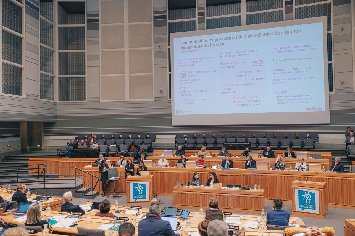 SebVincini's tweet photo. Merci à la @sgrandsprojets pour cette présentation du projet de #SERM de l’aire toulousaine en #SessionHG. Je tiens à saluer la belle synergie des ingénieries de nos collectivités, ainsi que celles de @TisseoING, de la #SNCF et de la Société des grands projets.
On continue ! https://t.co/8E75mu5esA