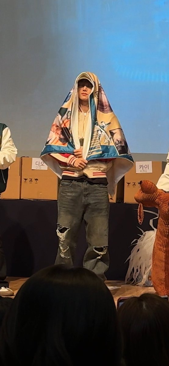 itsmedery's tweet photo. The third one was kai, i told him kaion was awesome!!! And told him my mom went to the concert and said that now she understands why i like kpop and he said very shy why did you take her hahahhaah and he draw him as bear with a mariachi sombrero hahaha

#KAI #EXO #카이 https://t.co/bav6RnbGZE
