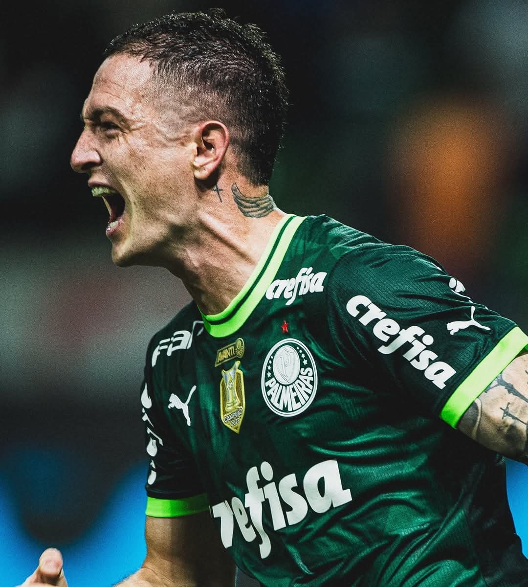 frabigol's tweet photo. Imaginen lo grande que es River, que Anibal Moreno resignó ser capitán e ídolo en un Palmeiras que va a jugar Libertadores en 2026, para venir a jugar la Sudamericana.

Ya lo dijo Roberto Perfumo: "Ponete la banda, mirate en el espejo y sabés que NO hay NADA IGUAL a RIVER." https://t.co/AzXUgjPNgl
