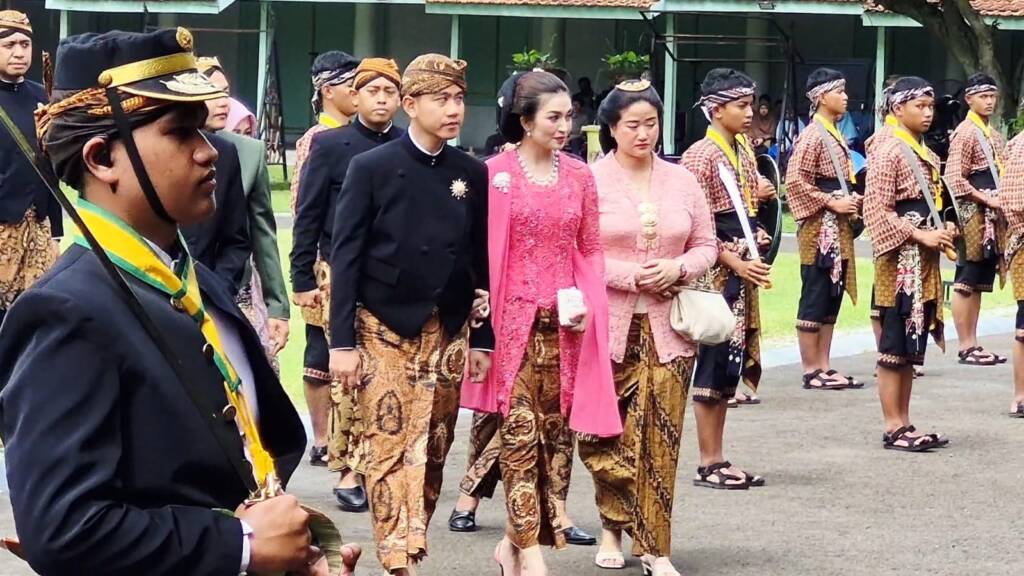 Wapres Gibran, PB XIV Hangabehi hingga Sherina Munaf Hadiri Tingalan Jumenengan MN X, Bambang Pacul Dapat Gelar Baru! -  joglosemarnews.com/2026/01/wapres…