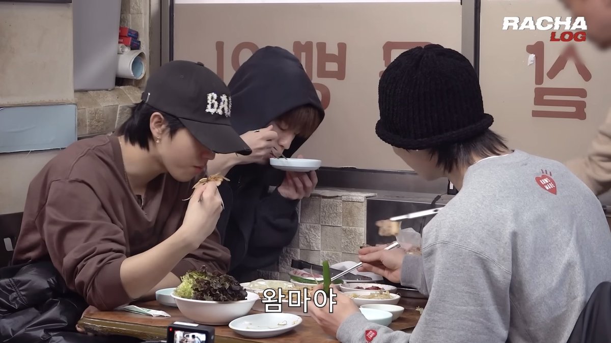 Rachel150917's tweet image. 자막지기 개인 유튜브나 초보 편집자인가 자막 작았다 컸다해서 너무 튀고 디자인을 다르게 하던 글씨색을 다르게 하던해서 구분해야할 듯 뭐가 자막이고 멘트인지 생각인지 그리고 애들 얼굴 가려질 때도 있어서 좀 그럼 자막 사이즈는 좀 통일했으면