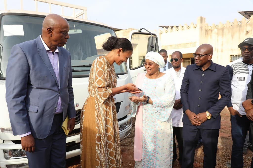 Umrss_Mali's tweet photo. Bamako, 22.01.26 – 3 usines containerisées d’oxygène médical remises aux hôpitaux de Kati, Bamako et Kayes, sous la présidence de la Ministre de la Santé et du Développent Social, avec l’appui de @Umrss_Mali et du @GlobalFund (C19 RM).  Plus de détails : https://t.co/XxhBJCF2Dk https://t.co/yQJL8Jn1Tv