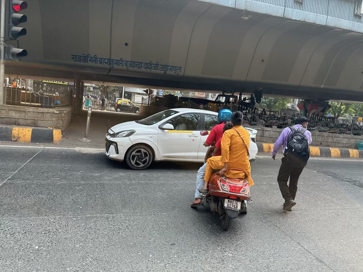 mahima1045's tweet photo. This hppnd on Sat opposite of Sion hospital.There’s a literally @MTPHereToHelp office on the right.see the towed cars, yet no action against this person. Don’t want to take an Uturn.Think the pedestrian crossing is also for bikes.Hope they are fined @MumbaiPolice  @CPMumbaiPolice https://t.co/5snHtXUIey