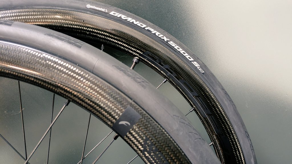 cyclehouse11's tweet photo. チューブレスの交換はシーラントの成分がサイドに付いて結構大変で時間も掛かり工賃何時もどうしようかと(笑)ところが今回はガラスコーティング施工してもらってたので保護材で一瞬で元通りでした。NEWホイールにはオススメです。
#JoyWorks https://t.co/iz0eIbWUZF