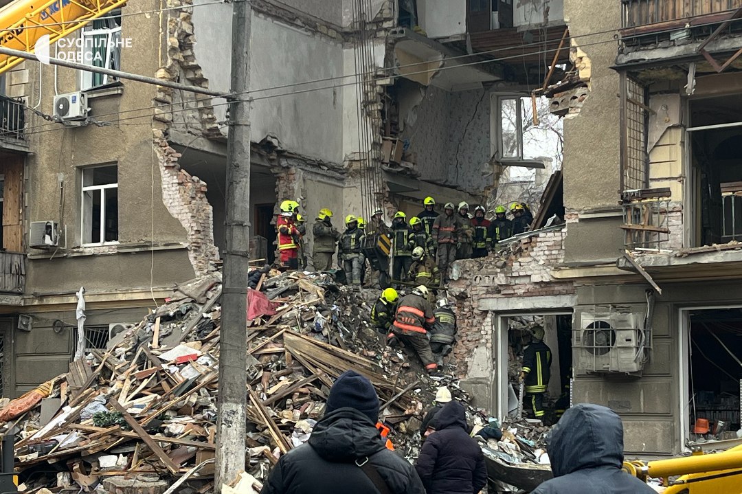 dedzaebal's tweet image. Одеса. Это не теракт или что вы там подумали. Это просто россияне закрывают кредиты и поднимают детишек на ноги. Хуяря ракетами по жилым украинским домам.