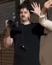 <a href="/davidpiraja_/">David Pirajá</a> 1 - O cara é RENDIDO pelo CV, está correndo risco de morte REAL, mas continua filmando os traficantes

2 - os traficantes permitem serem filmados e criar provas contra eles. 

Esse país não tem como dar certo. Olha a bizarrice da encenação que tentam empurrar. kkk