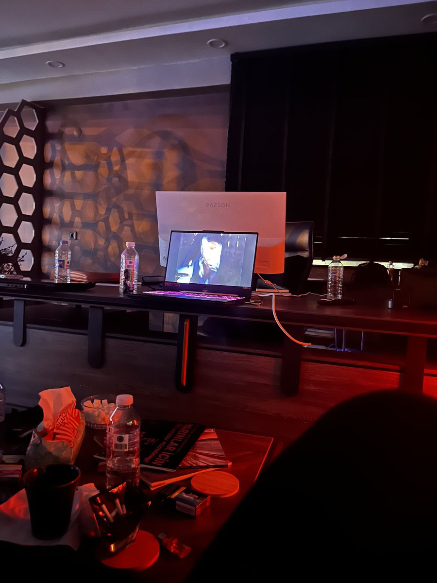 Ş. A.=projeler var yetiştirmem lazım acil acil
O sırada bizim kurtlar vadisi fanlık;