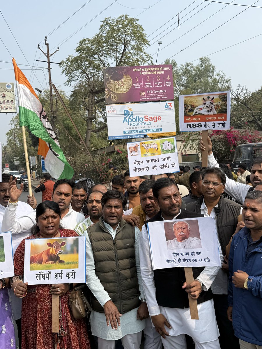 PradeepMonuSax1's tweet photo. गौहत्या व गौकशी के विरोध में !
 राष्ट्रीय स्वयं सेवक संघ ( समिधा ) कार्यालय भोपाल का घेराव |
    गौहत्यारों को फाँसी दो ,
    गौहत्यारों को संरक्षण देना बंद करो | https://t.co/aNgPHx2CoZ