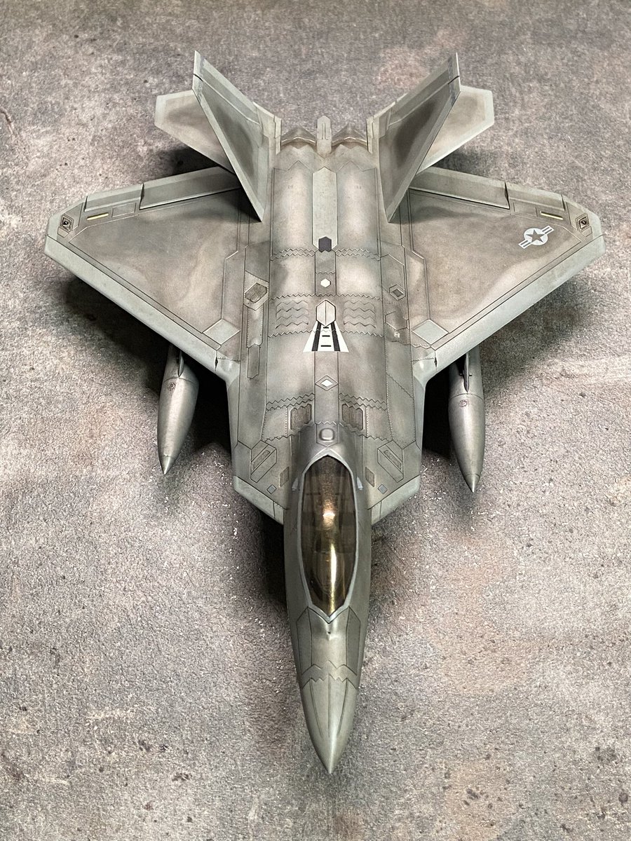 1/72 F-22 完成しました！

着工から半年、長くなりましたがいつも応援して見てくださってた方々、ありがとうございました！😆

いつも通りランディングギアや増槽は着脱可してあります。
今回特に凝ったのは塗装で、ステルス機特有の表面の雰囲気がうまく再現できたように思います！✌️✌️