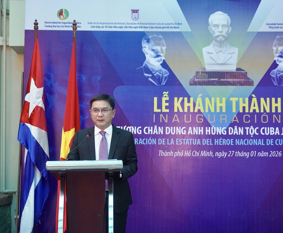 RPolancoF's tweet photo. Inaugurado busto de nuestro Héroe Nacional José Martí en Consulado General de #Cuba en Ciudad Ho Chi Minh.

El vicepresidente del Comité Popular de la Ciudad Nguyen Manh Cuong afirmó que nuestro Apóstol sembró las primeras semillas de una amistad duradera entre #Vietnam y Cuba. https://t.co/5Ny5ks7IIO