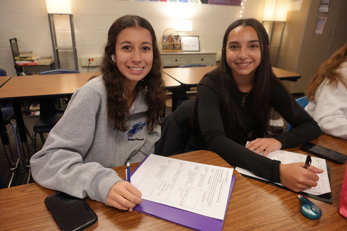 rochcommschools's tweet photo. Rochester students polish their work to make their writing more engaging. #RCSpride #RCSteaching #RCSlearning https://t.co/3I2qBABBsl