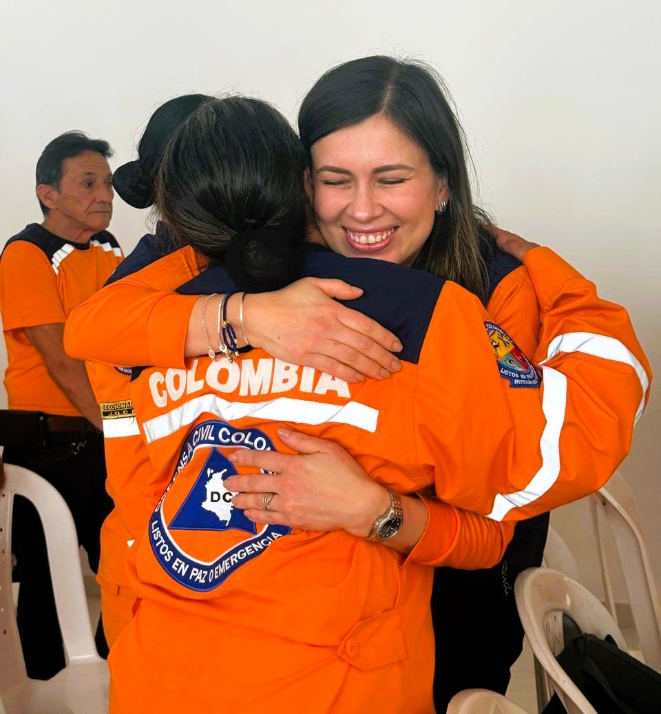 🌱 Bienestar para quienes entregan su tiempo y corazón 🌱 La Directora General de la Defensa Civil Colombiana visitó #Nariño y compartió con nuestro voluntariado. 👥 Fortalecemos lazos para su bienestar, porque cuidar de quienes sirven es proteger comunidades.