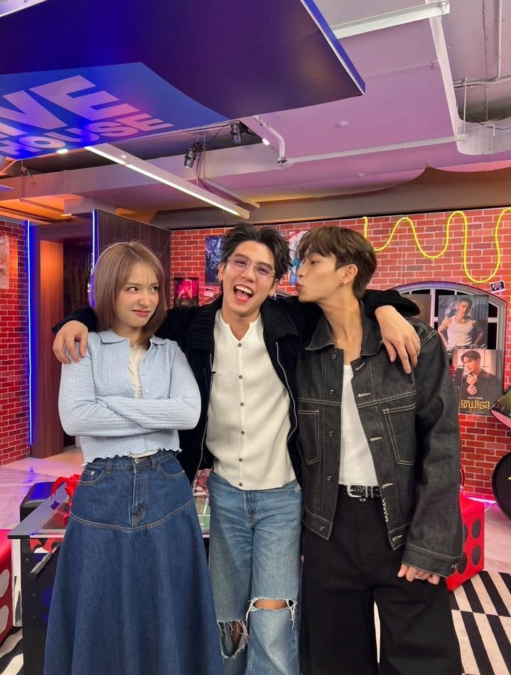 kryz7v_'s tweet photo. the way achi chose to put the "kiss" pose on his story even though there's literally two pictures????!?!? explain??? 😭😭
#SsingChimon #ssingss #chimonac #ssingjan https://t.co/HG1mjZ13HJ