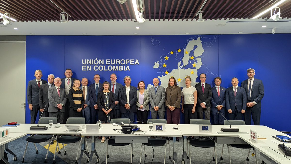 sergio_fajardo's tweet photo. ¡Ya no más show! La diplomacia se maneja dialogando.

Esta mañana me reuní con los embajadores de la Unión Europea en Colombia. Conversamos sobre seguridad, polarización y sostenibilidad, además de la relación profunda que existe con el país. El diálogo serio y respetuoso siempre construye en un momento clave para el país.