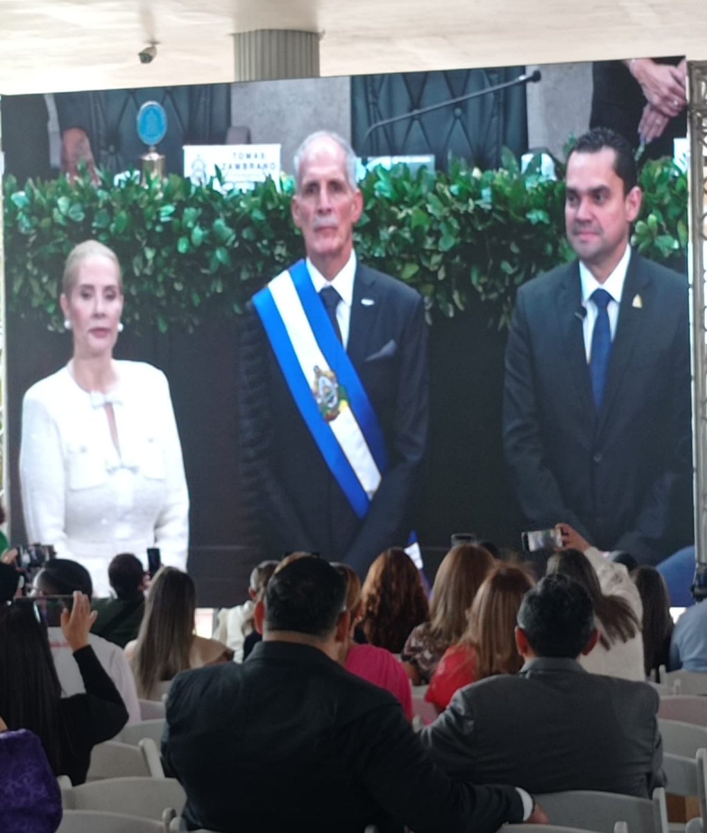 Notifides's tweet image. Desde la zona de invitados en los bajos del Congreso Nacional, compartimos el momento de la investidura de Nasry Asfura como presidente de Honduras.