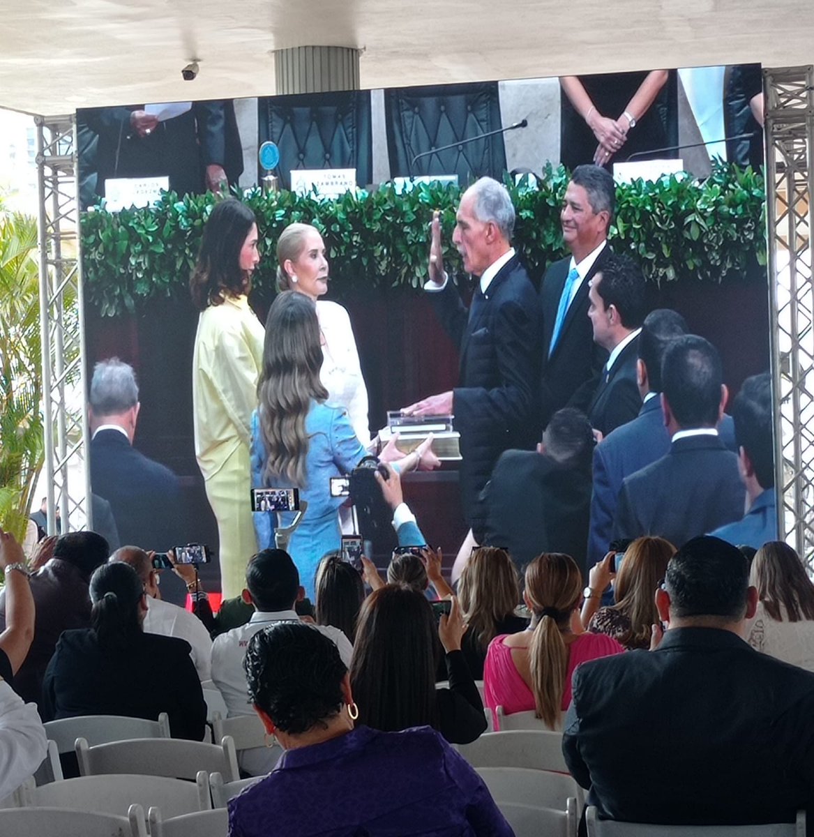 Notifides's tweet image. Desde la zona de invitados en los bajos del Congreso Nacional, compartimos el momento de la investidura de Nasry Asfura como presidente de Honduras.