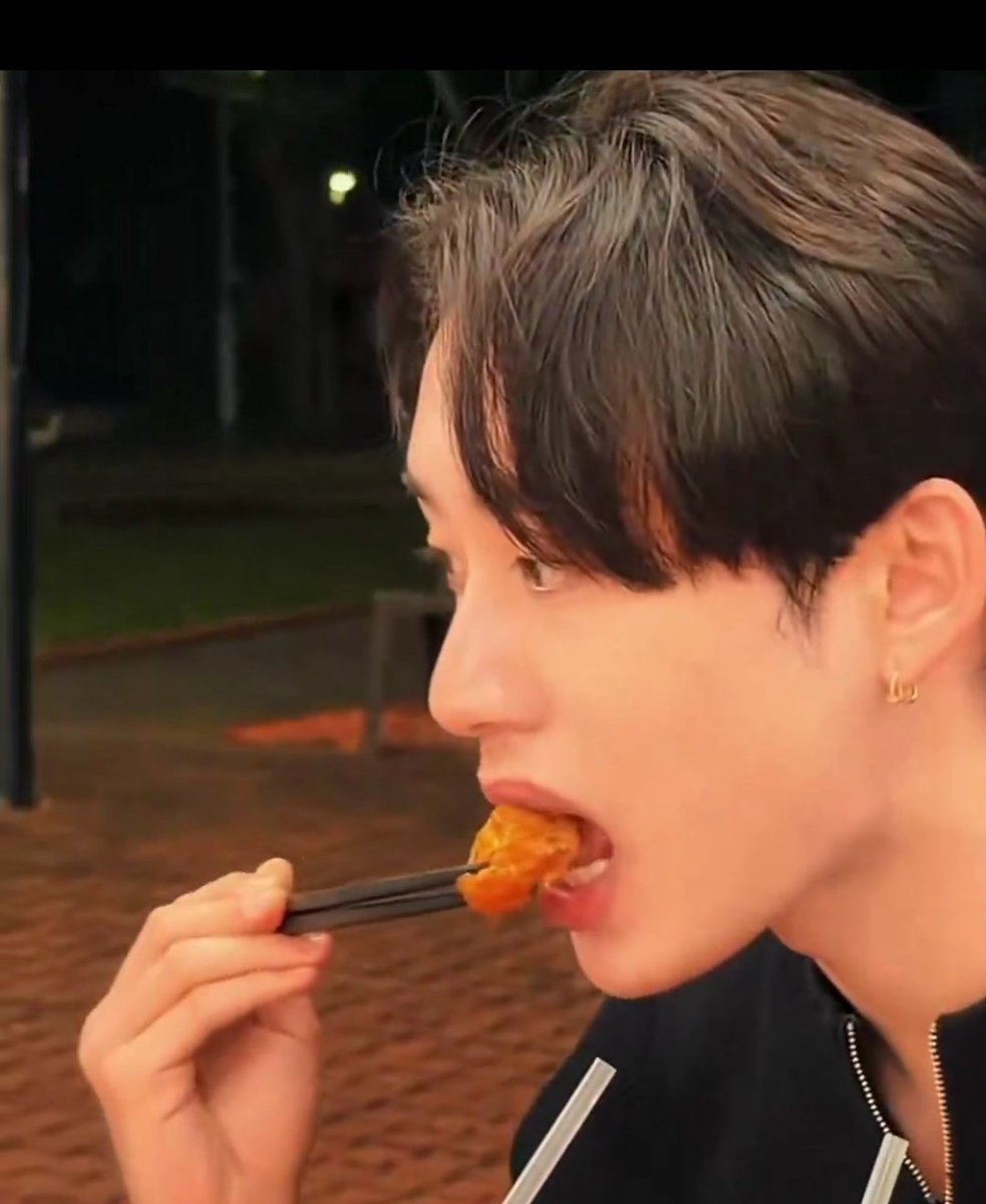 lyknestcore's tweet image. chat his eyelashes ☹️