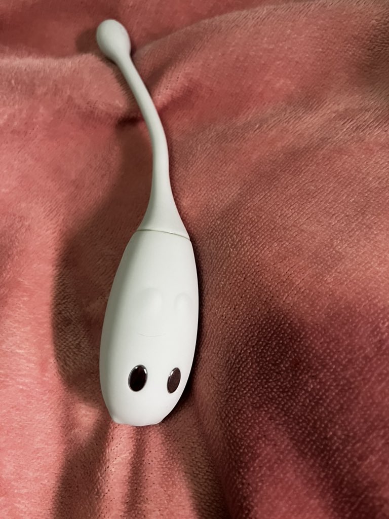 别看这小玩意小，太有劲了吧，给我电得大小便失禁了都，以后还是少玩吧
#反差  #反差教师  #跳蛋 #电击