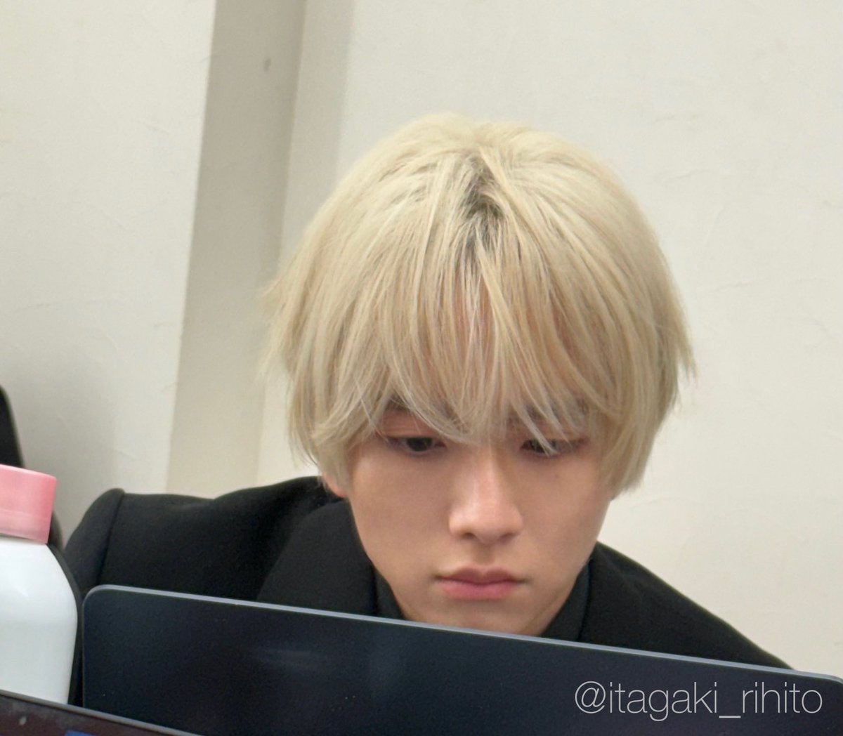 itagaki_rihito's tweet image. 板垣、24歳になりました✌️

今日は18:00からファンクラブ生配信です❣️

#板垣李光人誕生祭2026
#パソコン画面を見てる真剣な板垣

from staff