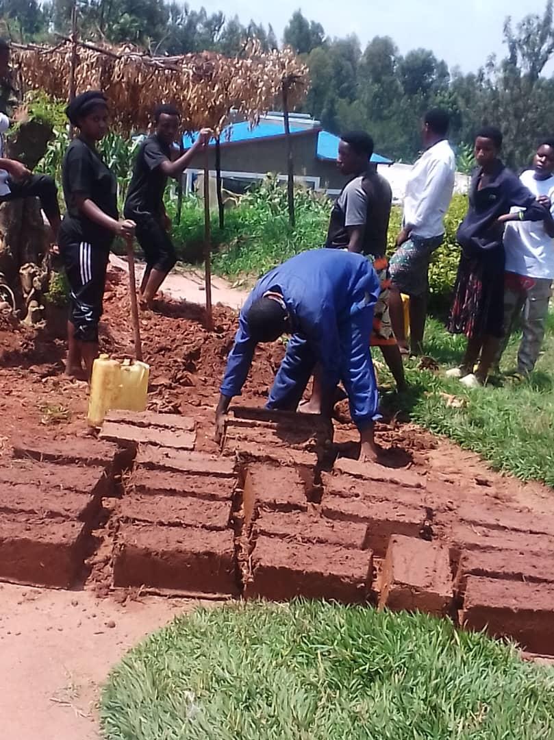 GisagaraNyc's tweet image. Uyu munsi #Intore ziri ku rugerero rw'#Inkomebigwi13  muri @GisagaraDistr zabyukiye mu bikorwa bitandukanye bigamije gukemura ibibazo bibangamiye imibereho myiza y'abaturage #HSIs. @Unity_MemoryRw @RwandaYouthArts @RwandaYouth @RwandaSouth @JRutaburingoga