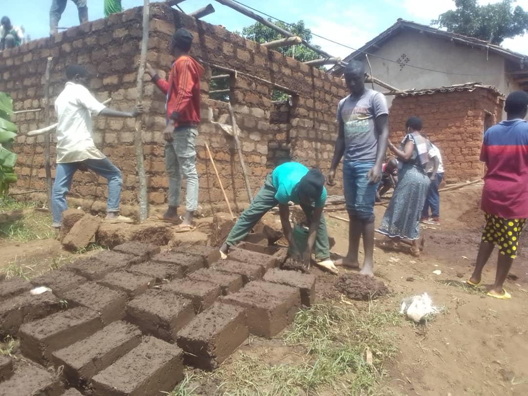 GisagaraNyc's tweet image. Uyu munsi #Intore ziri ku rugerero rw'#Inkomebigwi13  muri @GisagaraDistr zabyukiye mu bikorwa bitandukanye bigamije gukemura ibibazo bibangamiye imibereho myiza y'abaturage #HSIs. @Unity_MemoryRw @RwandaYouthArts @RwandaYouth @RwandaSouth @JRutaburingoga