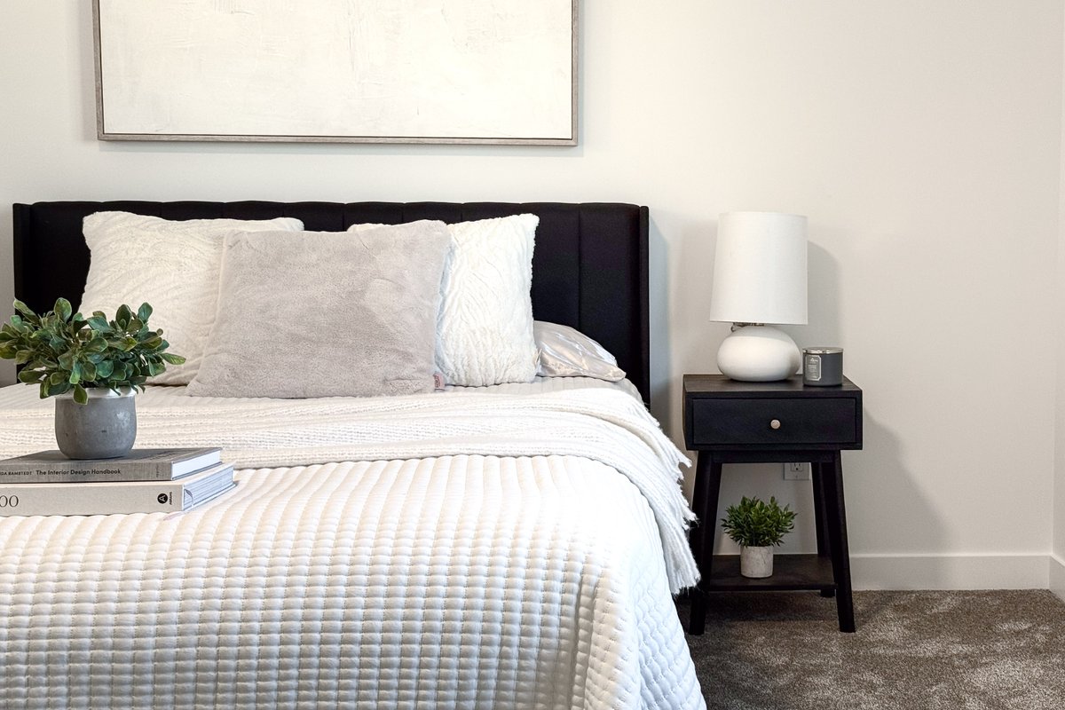 Jamie_byDesign's tweet photo. Small styling moves = big photo impact. Brighten rooms with layered lighting, add textured throws for warmth and depth, and use scaled accessories to show room size. We’ve seen faster, higher offers using these tactics at Jamie byDesign. Learn more: https://t.co/bYwpCgu23C https://t.co/93gnnt7K4m