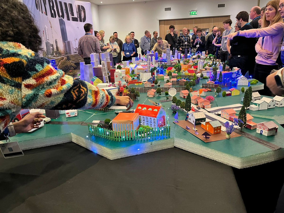 🤔 How often do you build a city at work?

200 people at the BCEC taking part in our City Build experience.

Find out more about our City Build Experience here 👉🏼teamchallenge-company.co.uk/experiences/ci…