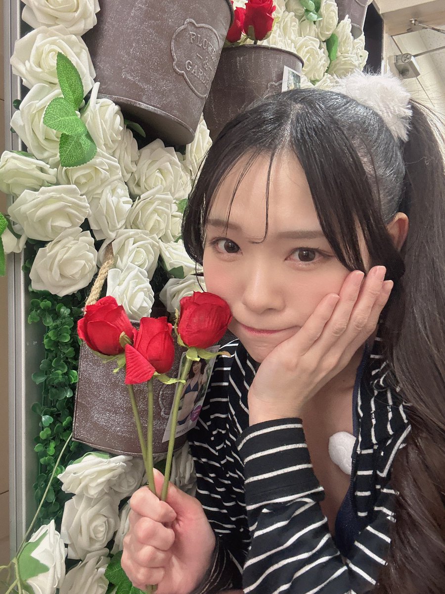 愛のバラ3本🌹🌹🌹
ありがとうございました☺️✨

今日みんなバラたくさんやったからまひろんもあるといいなぁ〜🥹って思ってたら3本も！ありがとう😭💕

投票チェキも全部ありがとう！！！ https://t.co/qvlHiTcT4W