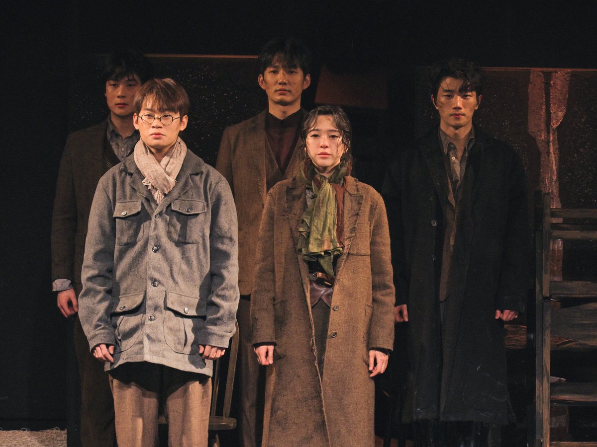 260127 연극 <정의의 사람들> 커튼콜
야네크 #정지우 배우님
스테판 #김준식 배우님
도라 #최하윤 배우님
야넨코프 #이예준 배우님
부아노프 #김민호 배우님
스쿠라토프 #서주원 배우님
총독부인 #전재희 배우님

그리고 그다음엔 어쩌면…
우리도 사랑이란 걸 할 수도 있겠지.