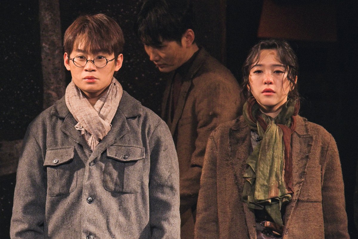 260127 연극 <정의의 사람들> 커튼콜
야네크 #정지우 배우님
도라 #최하윤 배우님

내 마음이 그대를 간절히 원하는 고요한 곳에서
나는 영원한 여름을 숨 쉬리라