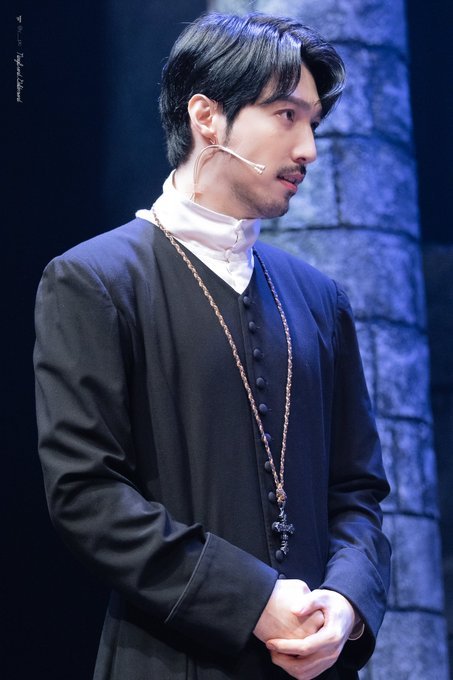 나 별이 눈 저렇게 뜨는거 진짜 조아함...
별은 키가 커서 그런지 주로 눈을 내려뜨는데 저렇게 딱 치켜뜨면 눈이 ㄹㅇ 한바가지가 되고 저는그만정신을잃고말앗읍니다